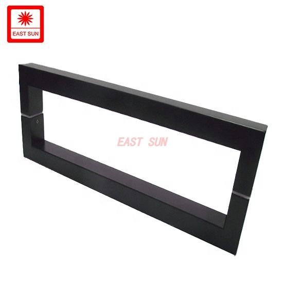 дверной ручкой