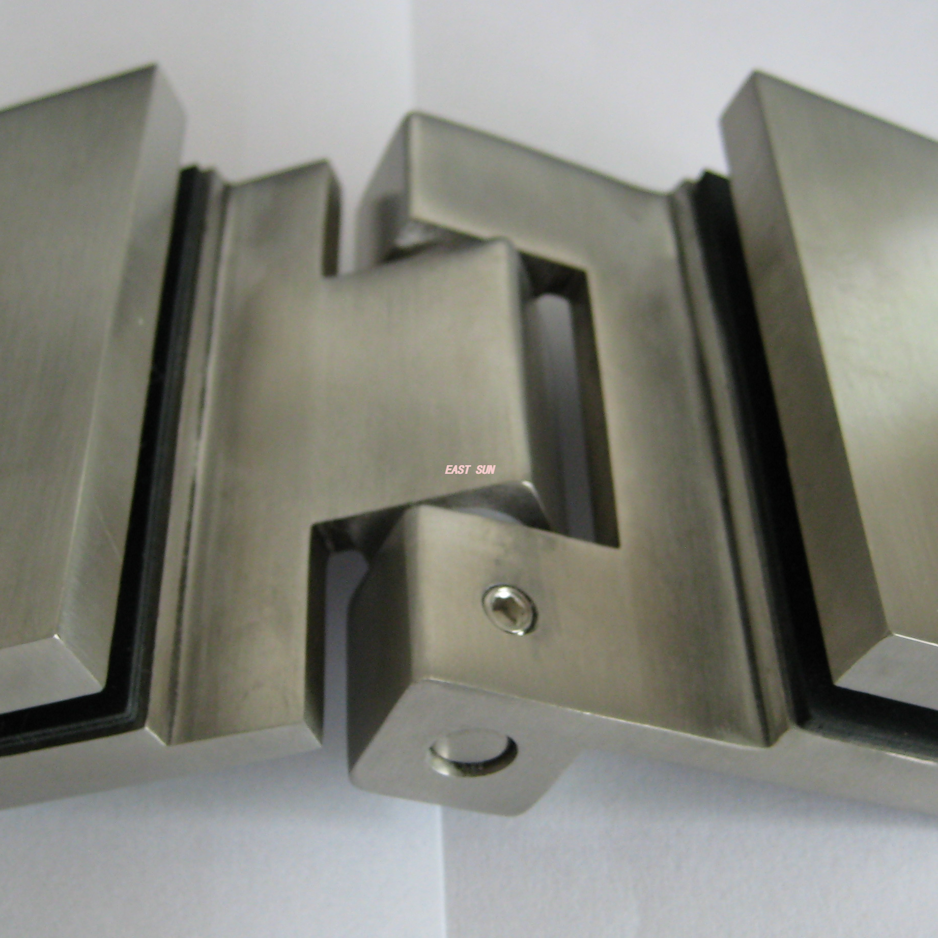 Улучшите эстетику вашей ванной комнаты с помощью стильных ручек и поручней для душевых дверей.