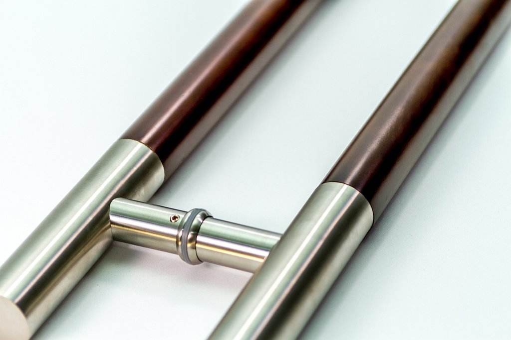 Выбор и установка ручек для душевых дверей